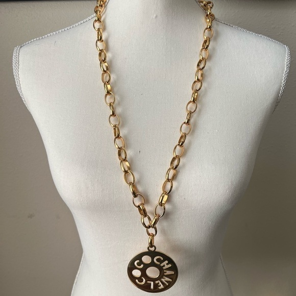 CHANEL GOLD PLATED VINTAGE OVERSIZED COCO NECKLACE - Picture 3 of 7